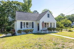 White Modern Retreat Near Fort Moore & Downtown