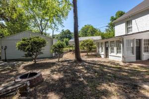 White Modern Retreat Near Fort Moore & Downtown