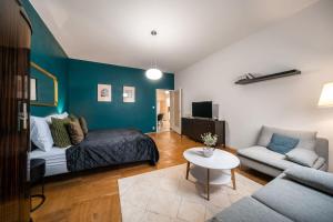 Stylish 3BD Riverfront Apartment