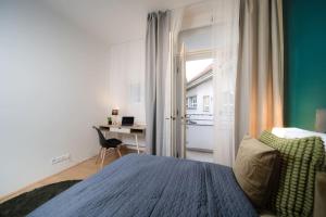Stylish 3BD Riverfront Apartment