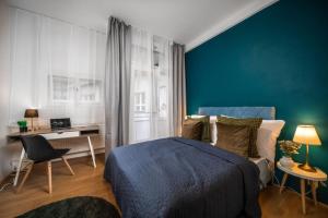 Stylish 3BD Riverfront Apartment