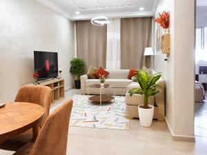 Sunny Cozy Apt - WIFI, Parking, Beach 15 min