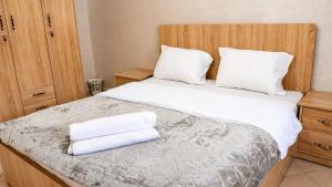 Sunny Cozy Apt - WIFI, Parking, Beach 15 min