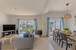 #375 Spacious Townhouse with Pool, BBQ & Parking