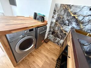 Modern Central SeaFront Gem - Sleeps 2-4 - 2 beds