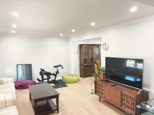 Spacious 3BR Family Home near Fairview Mall