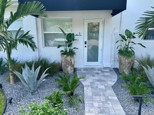 La Casa Antigua, Boutique Mid-Century Building