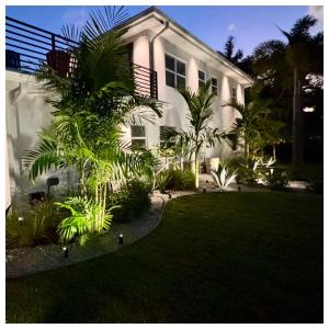 La Casa Antigua, Boutique Mid-Century Building