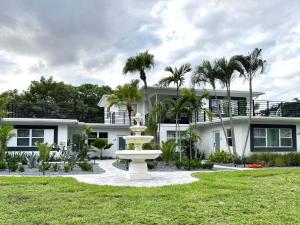 La Casa Antigua, Boutique Mid-Century Building
