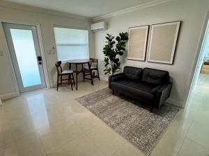 La Casa Antigua, Boutique Mid-Century Building