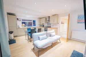 3BR Holiday-Home Bungalow with Free Parking, Large Garden & Fast WiFi