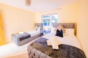 3BR Holiday-Home Bungalow with Free Parking, Large Garden & Fast WiFi
