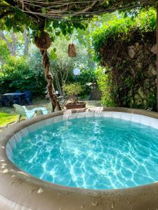 Jardin et jacuzzi au coeur du village