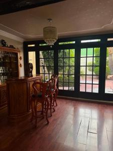Amplia casa cerca del corazón de Querétaro