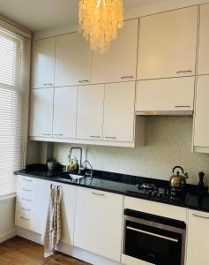 Spacious & Bright Apartment near Vondelpark and Leidseplein