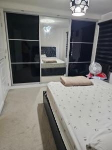 3 bed mid terraced house with 2 allocated parking spaces and recliner sofa