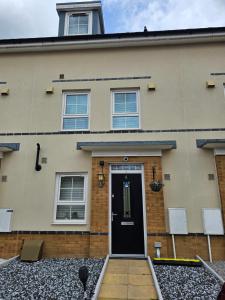 3 bed mid terraced house with 2 allocated parking spaces and recliner sofa