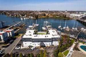 Captains Quarters Waterfront & Pool