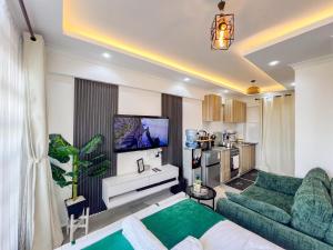 Bright and sunlit studio near CBD with a gym