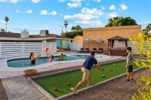 Prime Location Shared Pool Hot Tub Games