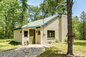 Angler Friendly! Pere Marquette Riverfront Retreat