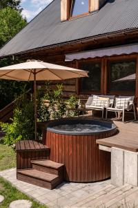 Polana Słowikowa 5 star -domek w górach z całorocznym, podgrzewanym, zadaszonym basenem i z jacuzzi, sauna, basen, plaża, 30 arowy ogród z lasem