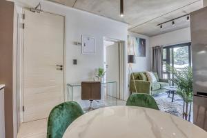 Elegant 2-Bedroom Apartment in Joburgs Waverley Suburb