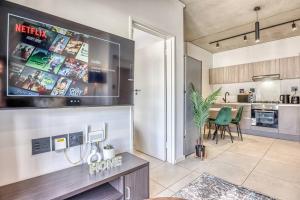 Elegant 2-Bedroom Apartment in Joburgs Waverley Suburb