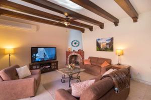 Beautiful home with Private Pool amazing views!