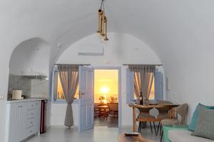 Sun Angelos Oia - Luxury Cave Suites
