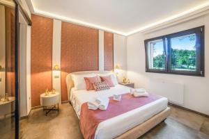7 Bedroom Luxury Villa - Pool, Garden & Parking - Happy Rentals
