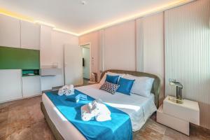 7 Bedroom Luxury Villa - Pool, Garden & Parking - Happy Rentals