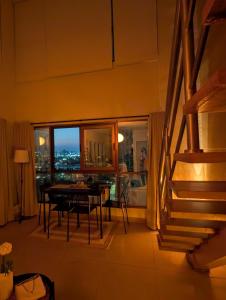 LightHouse - A Cozy Duplex 1 min from Qubix
