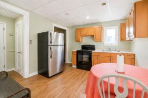 7 Mins to Niagara Falls with Completely renovated Units