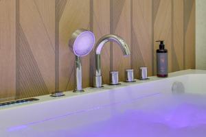Granaria Premium Suite with Jacuzzi and Patio - Gdansk Old Town by Lion Apartments