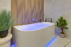 Granaria Premium Suite with Jacuzzi and Patio - Gdansk Old Town by Lion Apartments