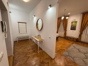 Insieme Studio - Small Square