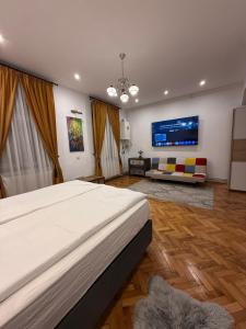 Insieme Studio - Small Square