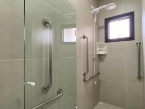 Linda residência pé-na-areia, 5 suítes, ar-condicionado, piscina, adaptada para cadeirantes