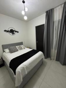 Bonita casa amueblada en fraccionamiento privado, 2 recámaras, 2 baños, cerca de una iglesia, playas y centros comerciales