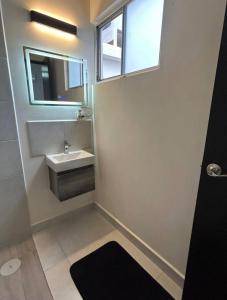 Bonita casa amueblada en fraccionamiento privado, 2 recámaras, 2 baños, cerca de una iglesia, playas y centros comerciales