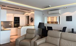 Vijolie West Exclusive