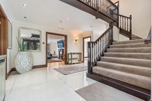 Bray - 6 Bedroom Detached Family House - Gated Parking for 6 cars, Sleeps 11, Bray, Maidenhead