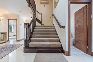 Bray - 6 Bedroom Detached Family House - Gated Parking for 6 cars, Sleeps 11, Bray, Maidenhead