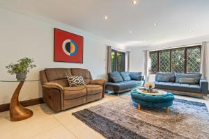 Bray - 6 Bedroom Detached Family House - Gated Parking for 6 cars, Sleeps 11, Bray, Maidenhead