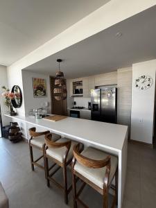 Beachfront Penthouse Spacious, Gym, Pool, 7PPL