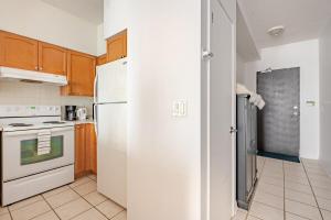 CN Tower & Lake views, 1 bedroom plus den