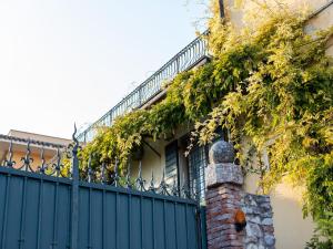 Small residence with swimming pool and 8 lovely apartments
