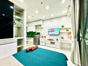 Modern Romantic Studio with Balcony at Green Bay Hanoi for Couples