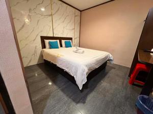 One World Hotel